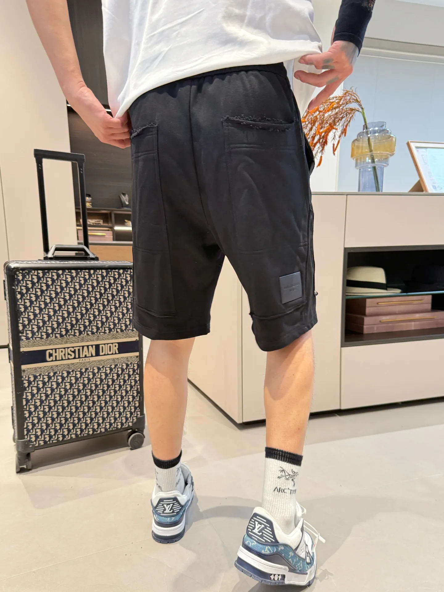 Balenciaga's three-standard complete 2026 summer New Arrival men's casual shorts, advanced custom-made Breathable fabric, Breathable fabric, extremely stretchy and comfortable, impeccable details, top-grade accessories, original logo design concept, delicate and soft feel! The upper body fit is awesome! Size: M-XXXL Please state your height and weight when ordering